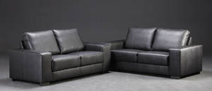 Et par moderne 2½ personers sofaer betrukket med sort læder, model Madrid 2