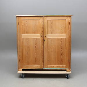 SKÄNKSKÅP, furu, omkring 1900.