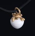 Ole Lynggaard My little charm Dew Drop af 18 kt. guld med hvid agat