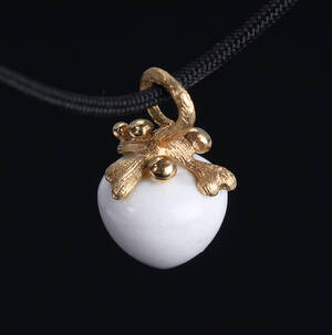 Ole Lynggaard My little charm Dew Drop af 18 kt. guld med hvid agat