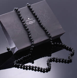 Ole Lynggaard. Lang halskæde med facetterede onyx i forløb