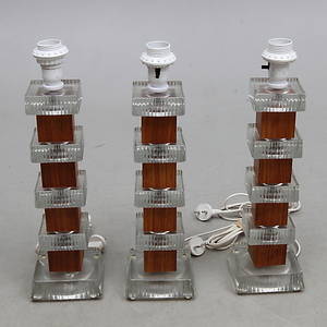 BORDSLAMPOR 3 st, glas och trä, 1900-talets andra hälft.