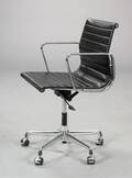 Charles Eames. Kontorstol model EA 117, sort læder 