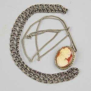 HALSBAND, 2 stycken varav ett med camé, silver.