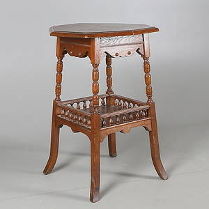 BORD, med underliggande hyllplan, trä, 1900-talets första hälft.