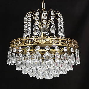 TAKLAMPA med prismor, plafondmodell, 1900-tal. Höjd exkl. kedja ca. 18 cm.