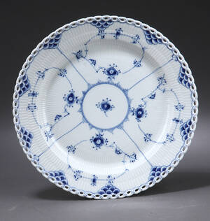 Royal Copenhagen. Musselmalet, helblonde stort serveringfad, nr. 1041