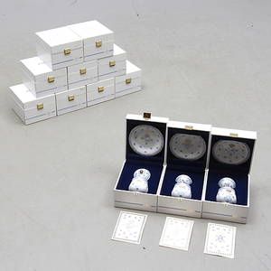 CRÉMEKOPPAR med FAT i lådor, 12 st, porslin, Rörstrand, med Kungliga namnschiffer.