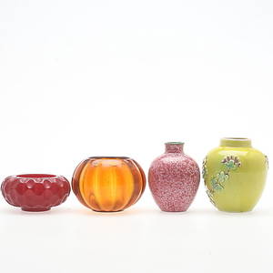 VASER samt SKÅLAR, 4 st, porslinglas, Kina, 181900-tal.