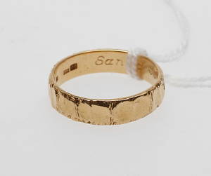 RING, 18k guld, vikt ca 6,7 gr.
