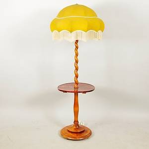 GOLVLAMPA med slungad fot och bord, björk, 1930-tal.