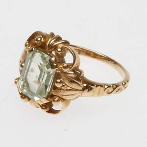 RING MED STEN, 18k guld, total vikt ca 4,6 gr.