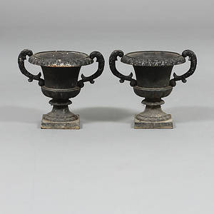 TRÄDGÅRDSURNOR, ett par, gjutjärn.