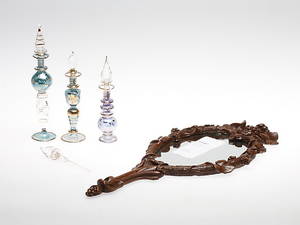 PARFYMFLAKONGER, 3 st, glas samt HANDSPEGEL, 19002000-tal.