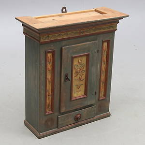 HÄNGSKÅP, allmoge, 1800-tal.