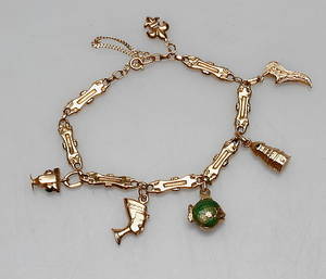 ARMBAND MED BERLOCKER, 18k guld, vikt ca 11 gr.