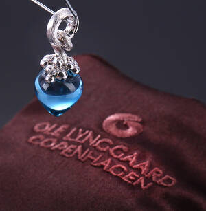 Ole Lynggaard. Stor Filigran Dew Drops charm af 18 kt. hvidguld med blå topas og brillanter