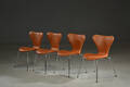 Arne Jacobsen. Fire syverstole model 3107, cognacfarvet læder 4