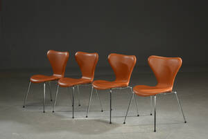Arne Jacobsen. Fire syverstole model 3107, cognacfarvet læder 4