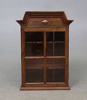 HÄNGSKÅP, allmoge, 1800-tal.