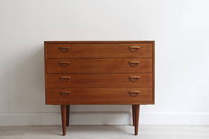 KAI KRISTIANSEN. Byrå i teak med 4 lådor, 1900-tal.