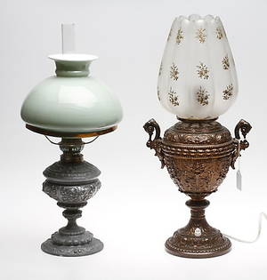 BORDSFOTOGENLAMPA samt BORDSLAMPA, omkring 1900.