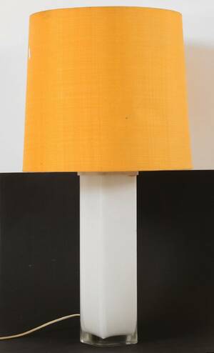 Bordslampa i vittonat konstglas