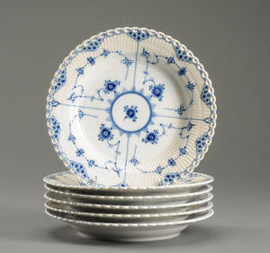 Kgl. Porcelæn. Musselmalet, helblonde middagstallerkener. 6