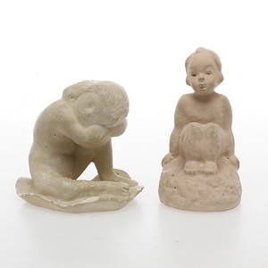 FIGURINER, 2 st, gips, varav en Tummelisa, Stig Bllomberg.