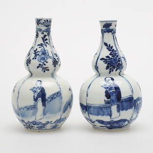 VASER, ett par snarlika, porslin, Kina, 1700-tal.