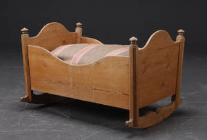 Vugge - fyrretræ - 1900 - tallets første del.