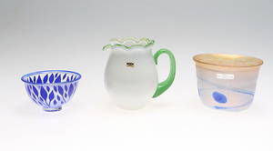 TILLBRINGARE samt SKÅLAR, 3 delar, glas, bland annat Boda, signerade.