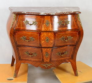 BYRÅ med marmorskiva och intarsia. Rokokostil 1900-tal.