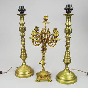 KANDELABER SAMT 1 PAR BORDSLAMPOR, mässing.