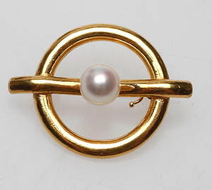 BROSCH med pärla, 23k guld, vikt ca 10,5 gram.