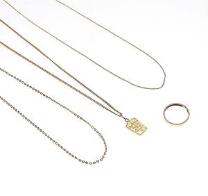PARTI GULD, 3 st kedjor samt ring och hänge, guld 18k, vikt ca 13,5 gram.