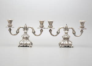 LJUSSTAKAR, 1 par, rokokostil, silver, totalvikt 1045 gram.