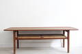 HANS J. WEGNER. Modell AT-10 i massiv teak, med hylla.