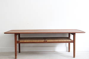 HANS J. WEGNER. Modell AT-10 i massiv teak, med hylla.