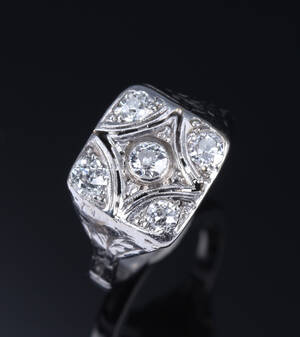 Diamantring af 18 kt. hvidguld, i alt ca. 0.70 ct. 1900-tallets første halvdel
