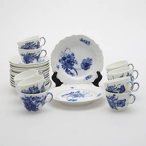KAFFEKOPPAR med FAT, 25 delar, Blå Blomster, Royal Copenhagen, Danmark.