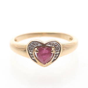 RING, 18k rödguld med 2 st briljanter samt hjärtslipad rubin, 1900-tal, totalvikt 2,15 gram.