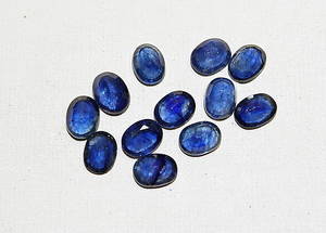 ÄDELSTENAR,  12 st. ovalt facetterade safirer, 20,56 ct.