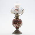 BORDSFOTOGENLAMPA, metallmajolika samt glas, 1900-talets första hälft.