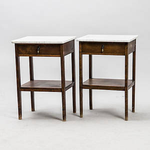 NATTDUKSBORD, 1 par, björk med marmorskiva, 1900-talets första hälft.