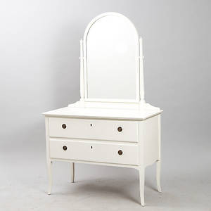 SPEGELBYRÅ, vitmålad, 1900-talets första hälft.