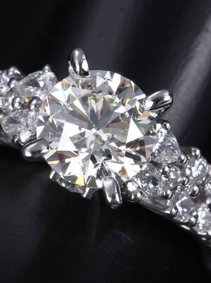 Brillant solitairering af 14 kt. hvidguld, i alt ca. 2.10 ct