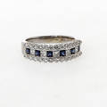 RING, 14k vitguld med safirer och diamanter 0,85 ct. Vikt 4,21 g.