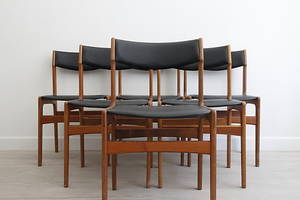 SET OF 6 CHAIRS IN TEAK, SEAT AND BACK IN BLACK LEATHER, 1900S.