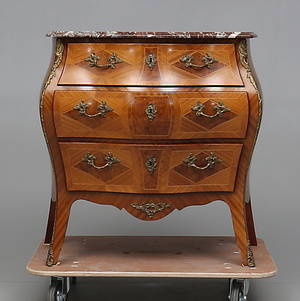 BYRÅ, rokokostil, 1900-talets andra hälft.